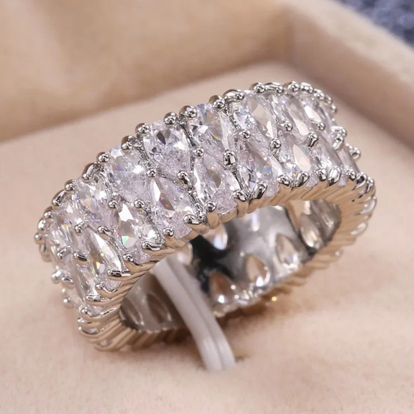 🎀 CZ Perfect Cut Baguette Crystal Cubic Zirconia Fashion EternityRing,UNVN12098 - Picture 3 of 3